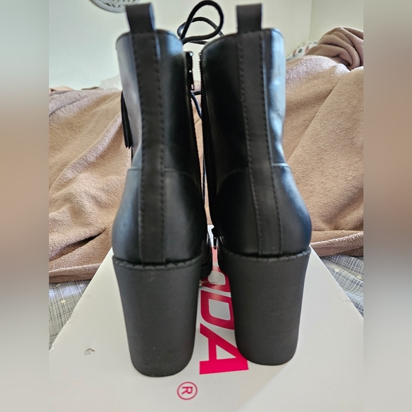 NWOT black boots 9 - Picture 7 of 7